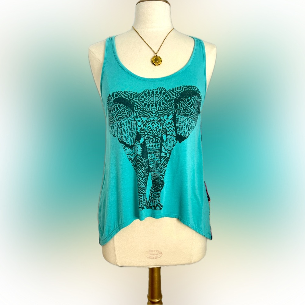 Adorable Iris & Navy detailed multicolored top!